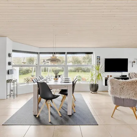 Pet Friendly In With Kitchen Holiday home