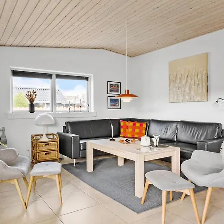 Pet Friendly In With Kitchen