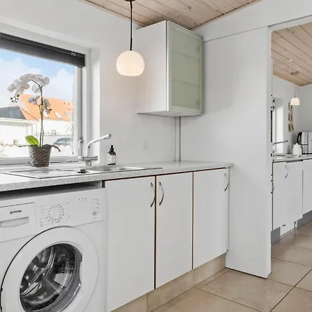 Pet Friendly In With Kitchen *